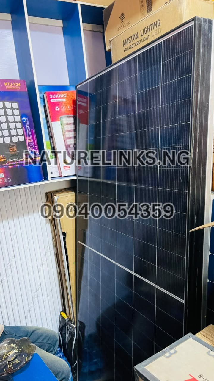 What extra accessories or installation costs may apply to 2000Wh portable power station?